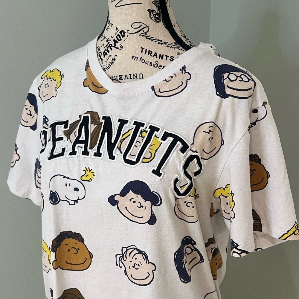 Peanuts Gang all-over print short-sleeve T-shirt | Size Small | Preowned - Picture 5 of 7